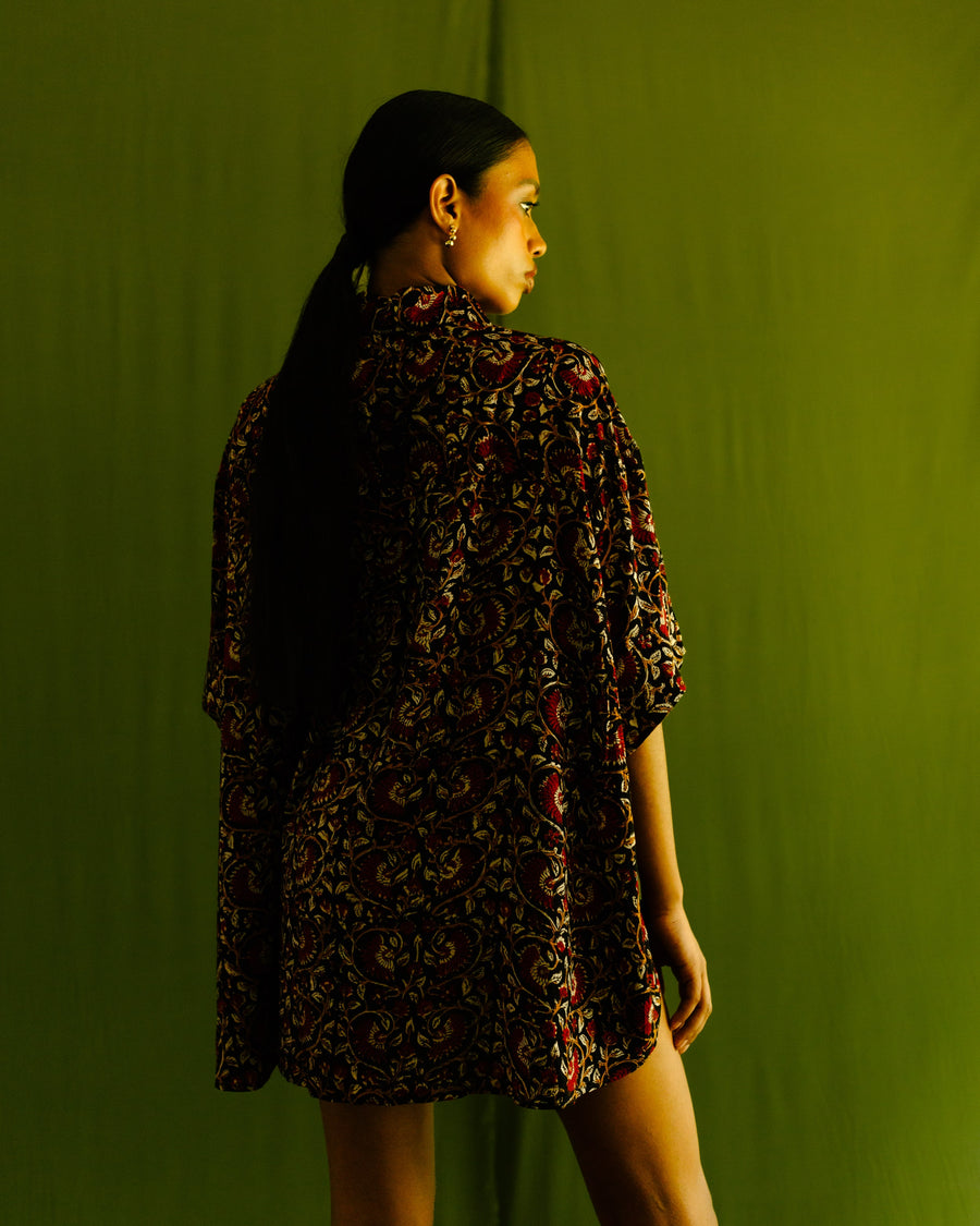 Loose oversized blouse in a blend of cotton and silk with a delicate floral print.